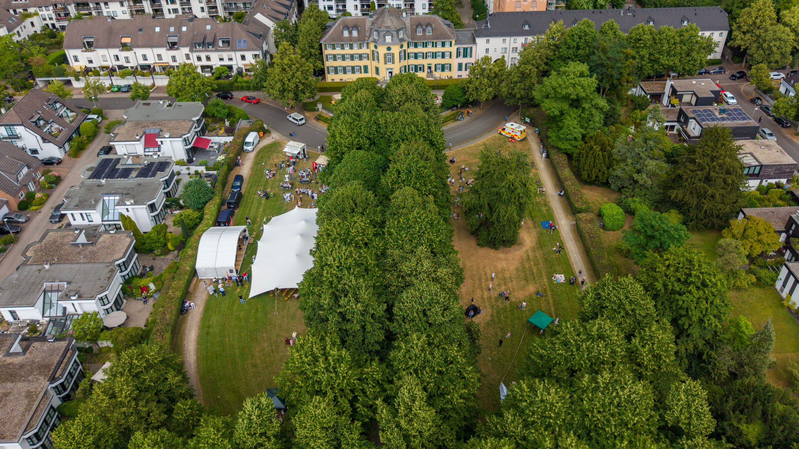 Historisches Herrenhaus Cromford in Ratingen mit Parkfest und Besuchern vor dem Gebäude.